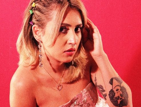 Natural de Florianópolis, cantora Joana Castanheira lança 3º álbum de estúdio