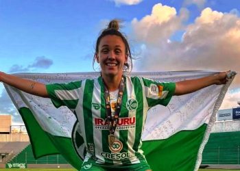 Após sua melhor temporada no profissional, Kelly Becker está de férias em Florianópolis