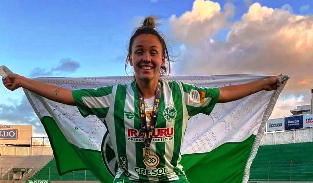 Após sua melhor temporada no profissional, Kelly Becker está de férias em Florianópolis
