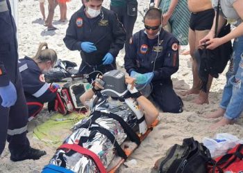 Mulher de 50 anos é salva pelos Bombeiros após sofrer parada respiratória na praia