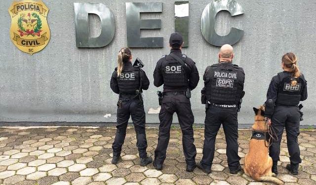 Dois homens são presos em São José suspeitos de assaltarem policial