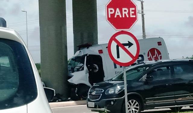 Motorista de ambulância morre em acidente no trevo de Canasvieiras