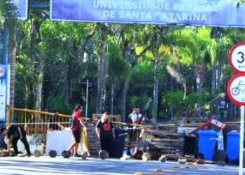 Protesto contra cortes na educação bloqueia entradas da UFSC em Florianópolis
