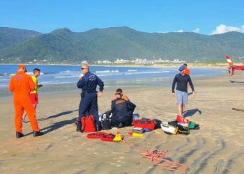 Barco naufraga no Pântano do Sul com 20 pessoas e pescador morre afogado