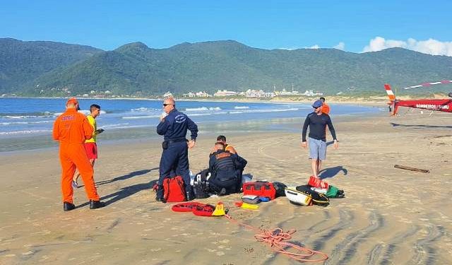Barco naufraga no Pântano do Sul com 20 pessoas e pescador morre afogado