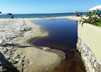 Florianópolis segue com mais de 50% das praias impróprias