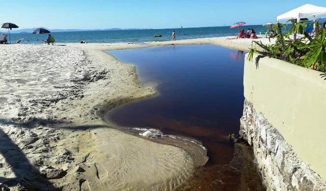 Florianópolis segue com mais de 50% das praias impróprias