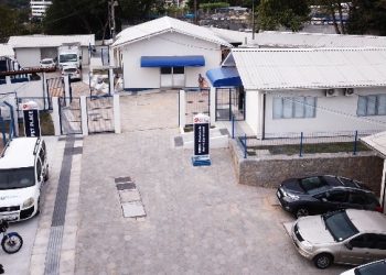 Cachorro preso em sacada de apartamento em dia quente é resgatado em Palhoça