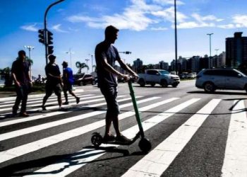 Patinetes podem voltar a circular em Floripa após dois anos de impasse