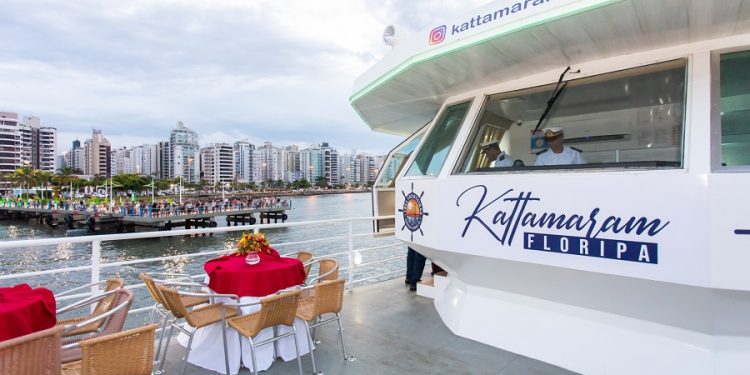 Passeio com barco Kattamaram já está disponível com saída da Beira Mar Norte