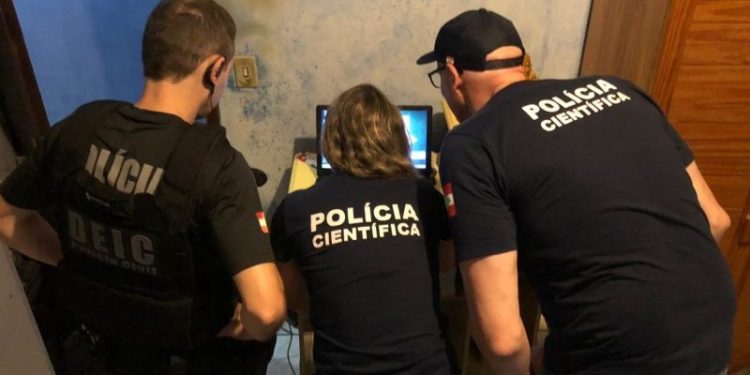 Homem é preso por armazenamento de conteúdo pornográfico infantil em Florianópolis
