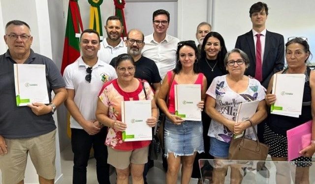 Programa Lar Legal entrega mais 51 títulos de moradia em Palhoça