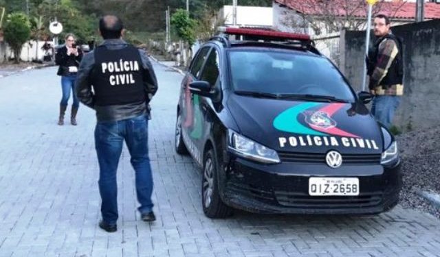 Adolescente é apreendido em atitude suspeita próximo à escola em Palhoça