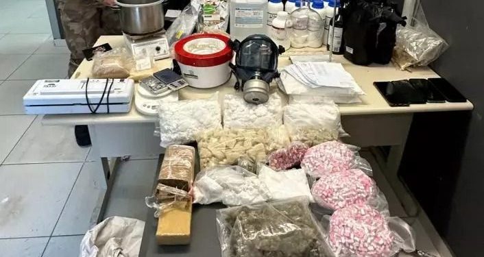 Trio é preso com grande quantidade de drogas sintéticas em Florianópolis