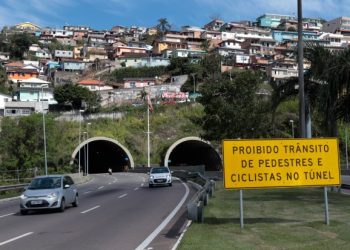 Mulher é espancada em ponto de drogas e abandonada para morrer em vala