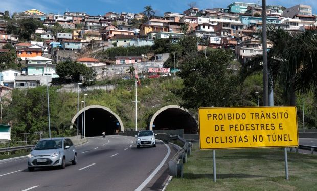 Mulher é espancada em ponto de drogas e abandonada para morrer em vala