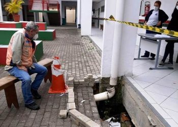 Escola na Costeira do Pirajubaé sofre problemas estruturais desde inauguração