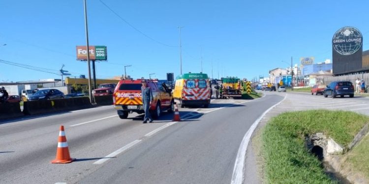 Mulher morre vítima de atropelamento na BR-101, em São José