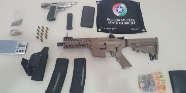 PM apreende fuzil em operação contra o tráfico em Palhoça