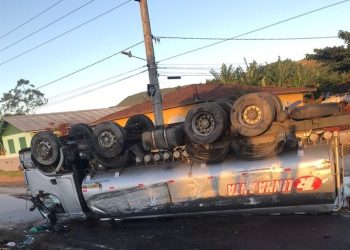 Caminhão tanque tomba na BR-101 em Paulo Lopes e provoca filas até Palhoça