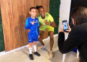 De férias em São José, Luiza Jesus visita ecolinha Espaço da Bola no bairro Areias
