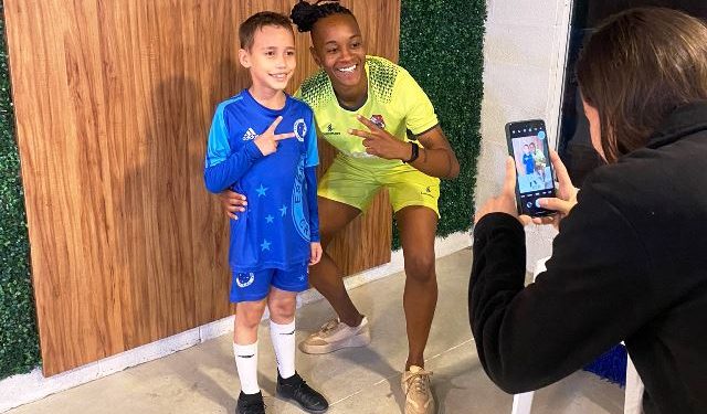 De férias em São José, Luiza Jesus visita ecolinha Espaço da Bola no bairro Areias