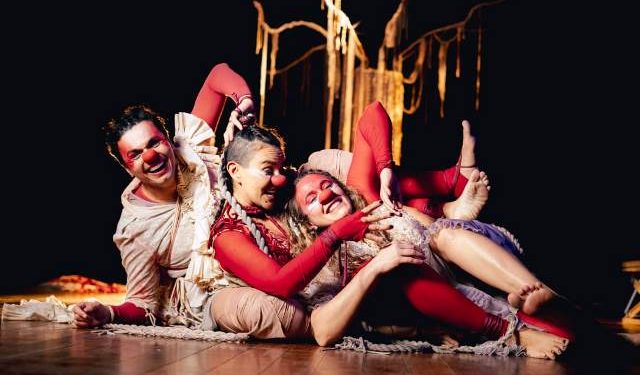 Teatro: “Quando dançamos acima das fogueiras” estreia na Lagoa da Conceição