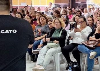 Profissionais de Educação de Palhoça entram em greve por tempo indeterminado
