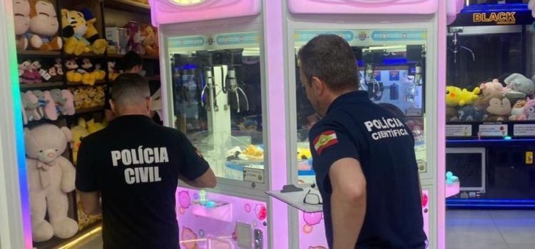 Polícia investiga golpe das máquinas de bichos de pelúcia 
