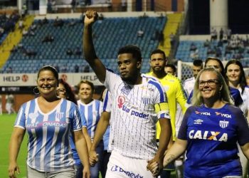 Ex-zagueiro Betão aceita proposta de outro clube e deixa cargo de diretor do Avaí