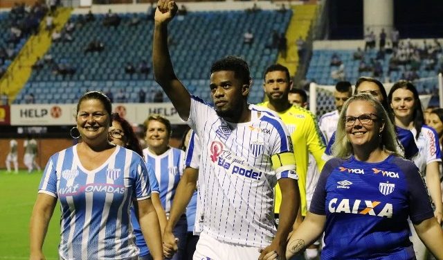Ex-zagueiro Betão aceita proposta de outro clube e deixa cargo de diretor do Avaí