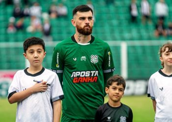 Goleiro Thiago Gonçalves vive expectativa para primeiro clássico contra Avaí