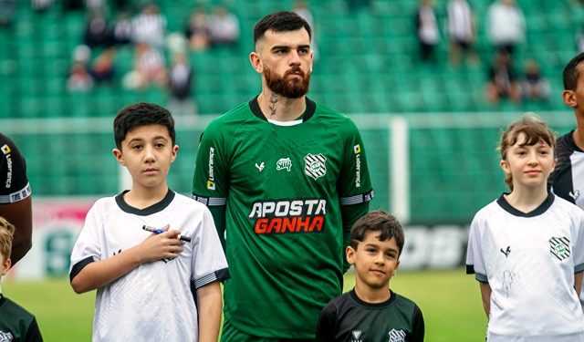 Goleiro Thiago Gonçalves vive expectativa para primeiro clássico contra Avaí