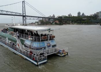 Club de Florianópolis promove aulas de bike, funcional e dança em alto mar