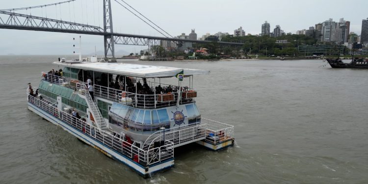Club de Florianópolis promove aulas de bike, funcional e dança em alto mar