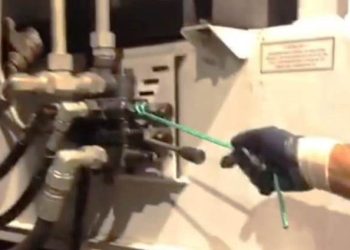 Caminhão da coleta terceirizada na Capital é movido a cordinha e arame