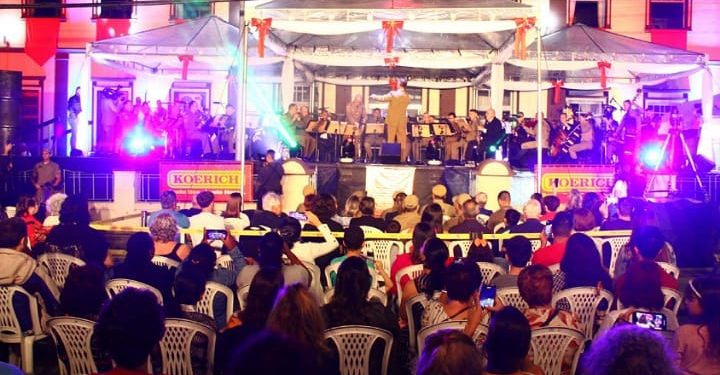 Público lota Praça dos Bombeiros e se emociona com Recital de Natal