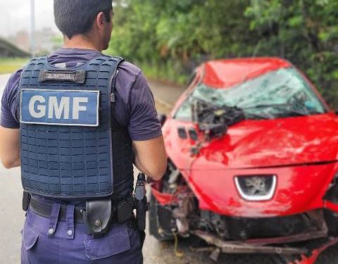 Vídeo: carro capota no Elevado Dias Velho, em Florianópolis
