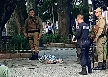 Homem em situação de rua é encontrado morto na praça XV