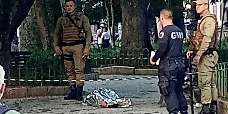 Homem em situação de rua é encontrado morto na praça XV