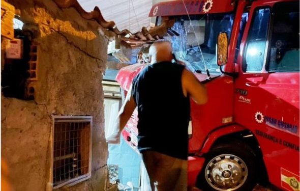 Comunidade faz campanha após caminhão atingir moradia em Florianópolis
