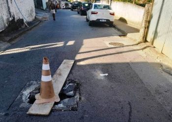 Buraco na subida do Monte Serrat deixa comunidade sem ônibus em Florianópolis