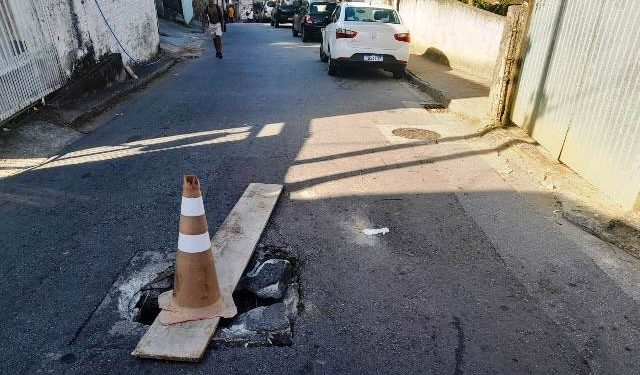 Buraco na subida do Monte Serrat deixa comunidade sem ônibus em Florianópolis