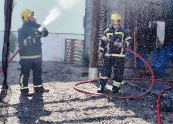Incêndio atinge moradias feitas de contêineres na Pinheira, em Palhoça