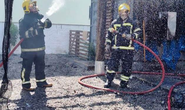 Incêndio atinge moradias feitas de contêineres na Pinheira, em Palhoça