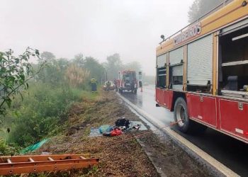 Caminhonete cai em ribanceira na BR-282 e três pessoas são resgatadas