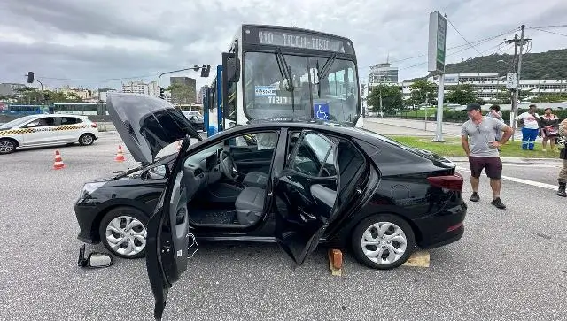 Ônibus atinge caminhonete em Florianópolis e deixa três pessoas feridas