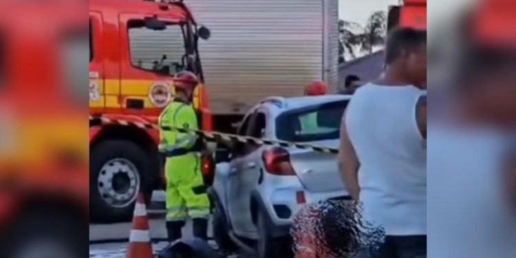 Mulher morre ao bater de carro em caminhão estacionado na Grande Florianópolis