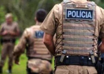 Homem é morto a tiros em via pública em São José