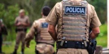 Homem é morto a tiros em via pública em São José